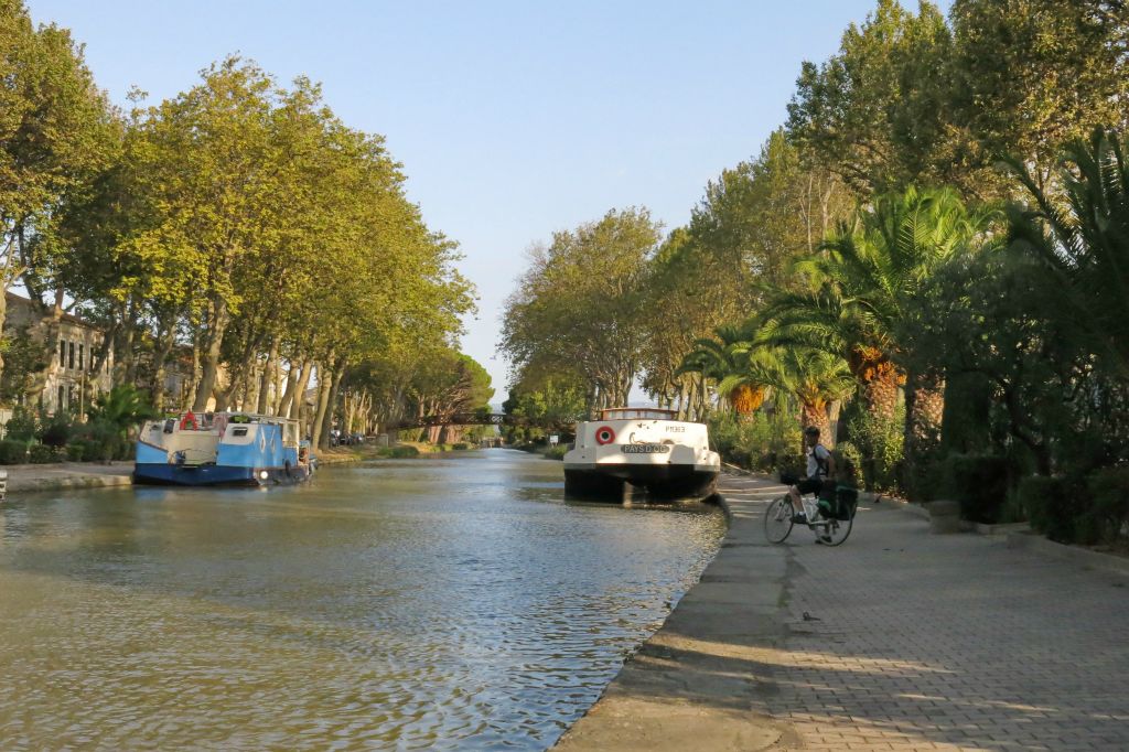 Vue sur le pont type Eiffel sur le Canal de la Robine à Sallèles-d'Aude